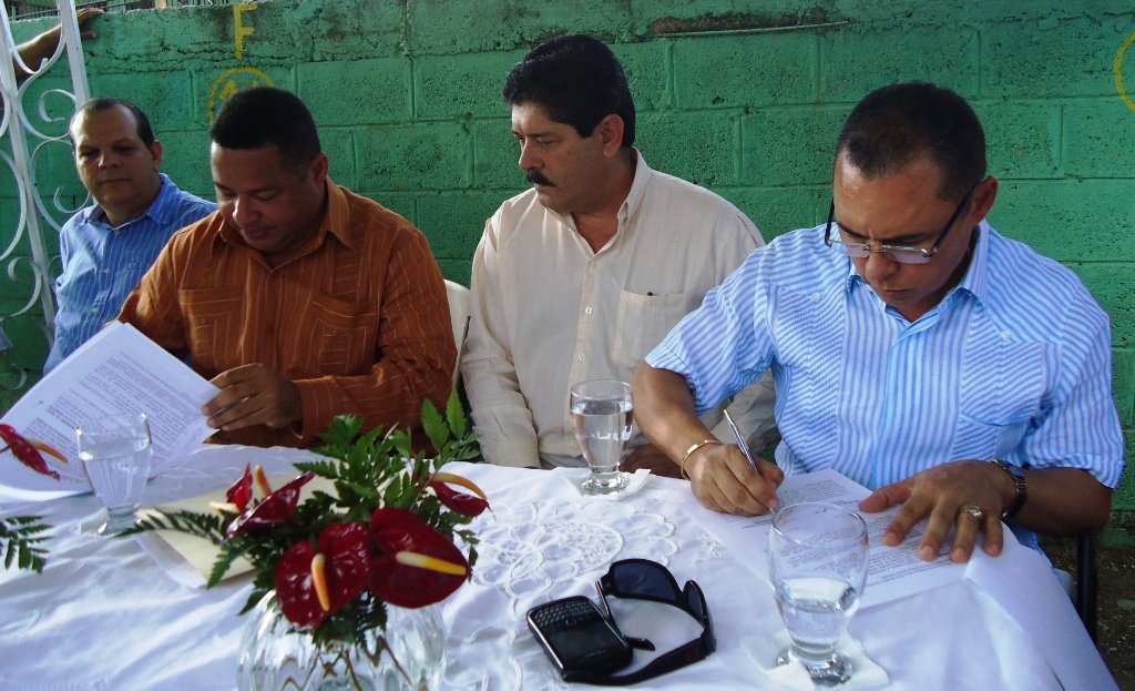 Alcaldía Municipal y CORAAMOCA firman acuerdo